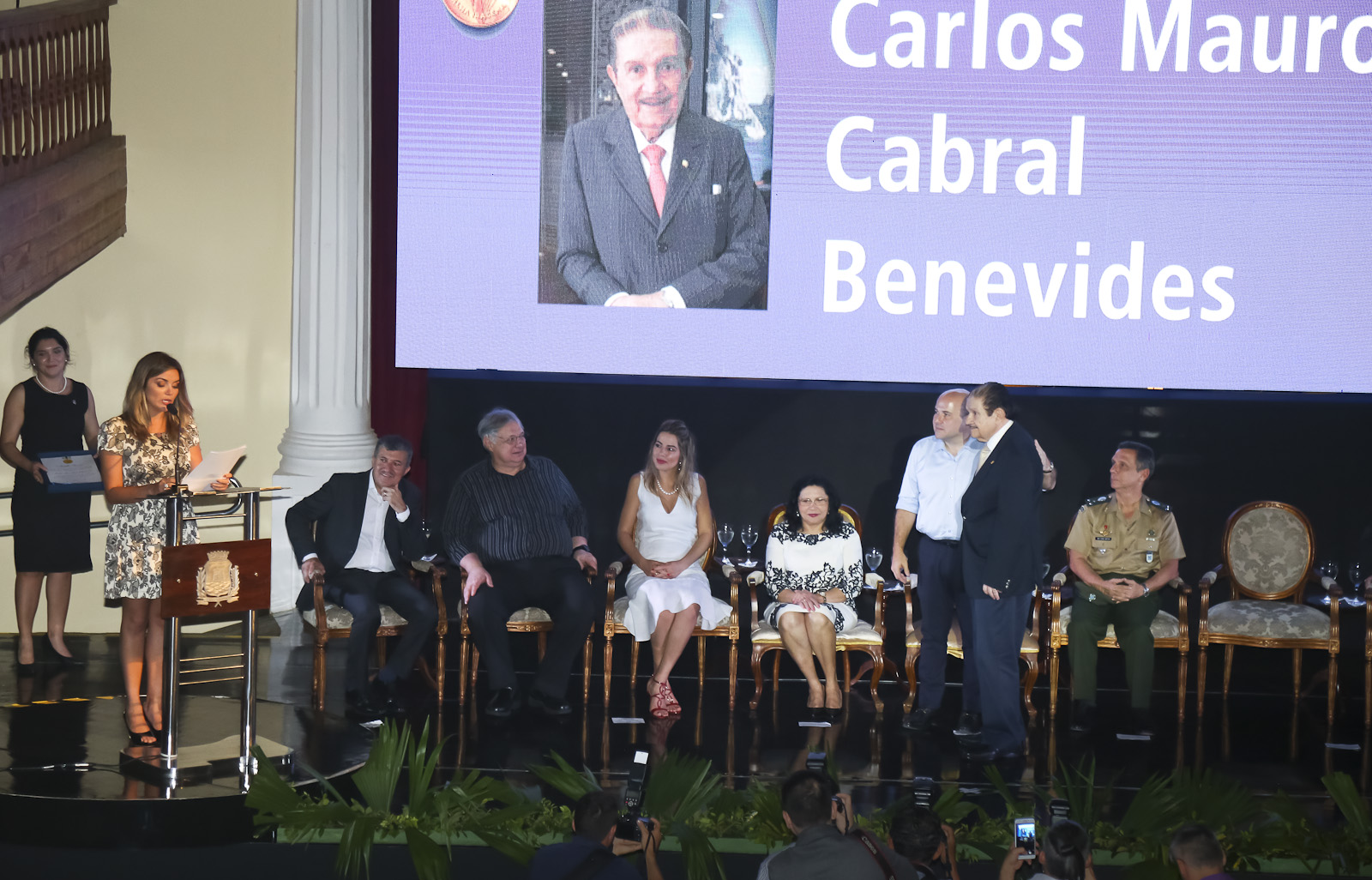 mauro benevides recebe a medalha iracema